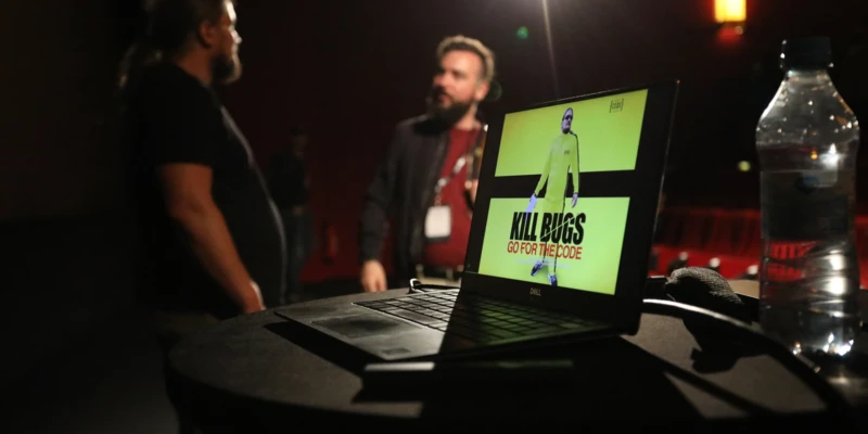 code.talks 2022 Roland Golla Kill Bugs auf dem Display im Gespräch Silberstift