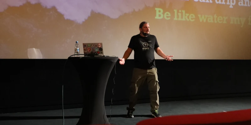 code.talks 2022 Roland Golla emotional im Vortrag Silberstift